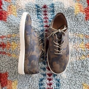 Lucky Brand Boys Briann Sneakers Military With Camo Print‎